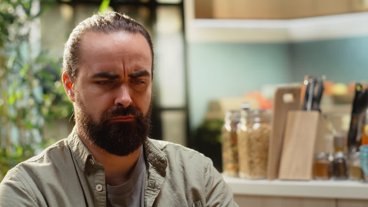 Uomo accigliato, schermo del laptop, disorientato e incerto, uomo che contempla