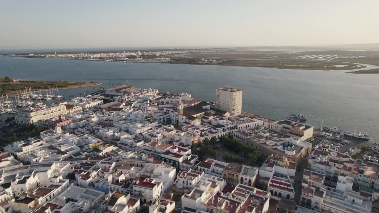 ayamonte, españa: tiro en órbita sobre edificios blancos tradicionales en la playa