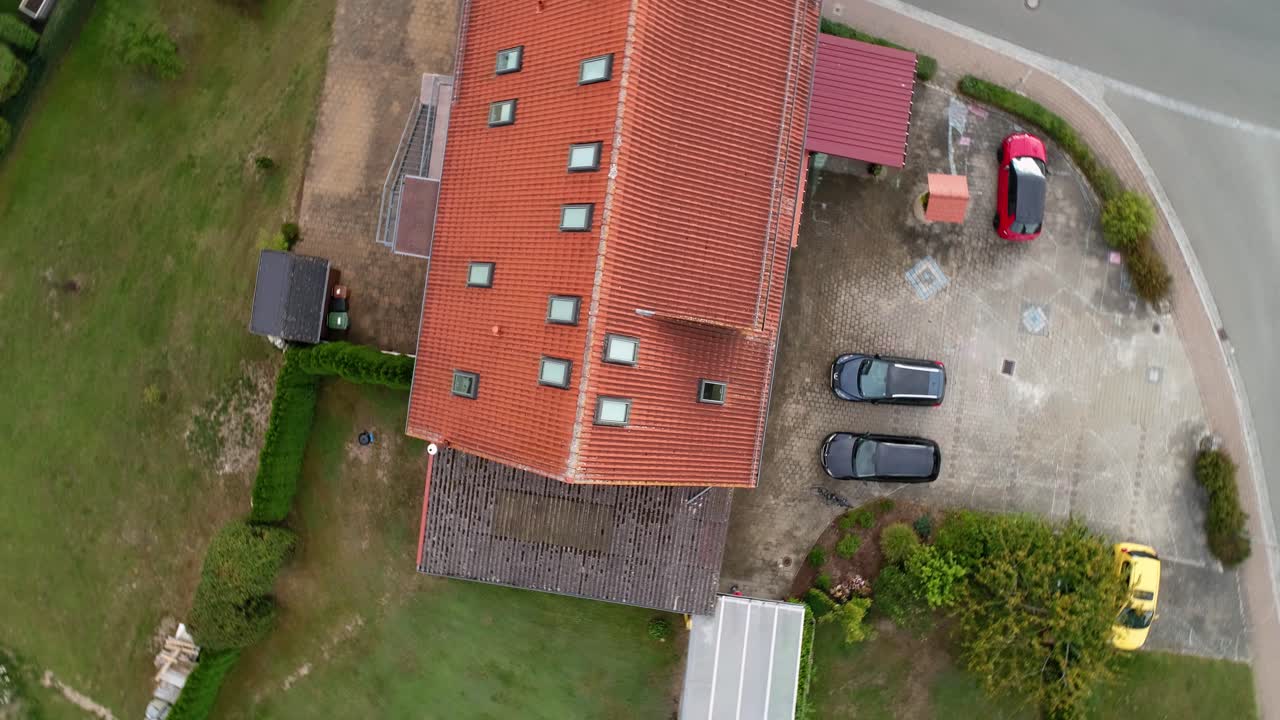 drone está sobre una casa en el aire y gira 360 grados