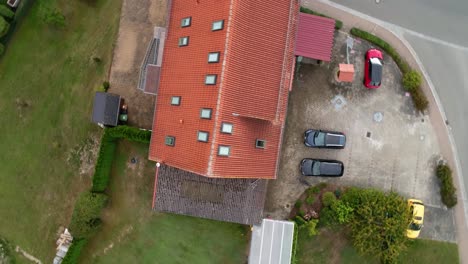 drone está sobre una casa en el aire y gira 360 grados