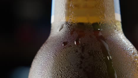 gotas deslizándose por una botella de cerveza fría