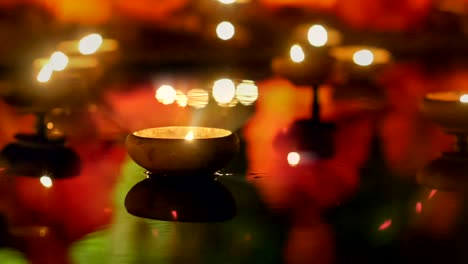 velas en el estanque en la ceremonia religiosa