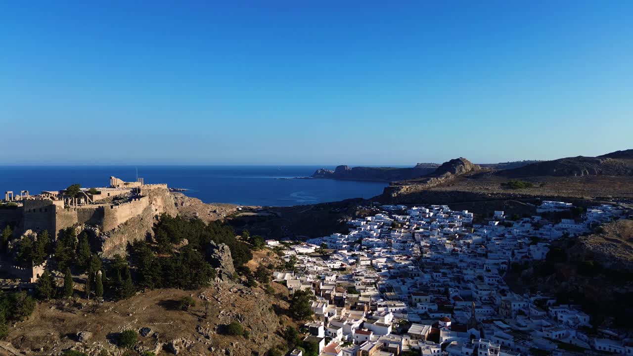 그리스 로데스 에 있는 린도스 아크로폴리스 에 있는 집 들 과 지중해 는 낮 에 드론 으로 촬영 되었다