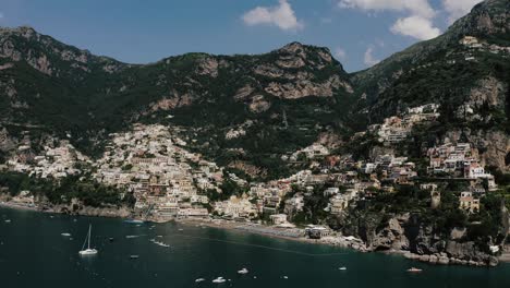 Disparo-De-Un-Dron-Alejándose-Del-Positano-De-Italia-En-Un-Día-Soleado