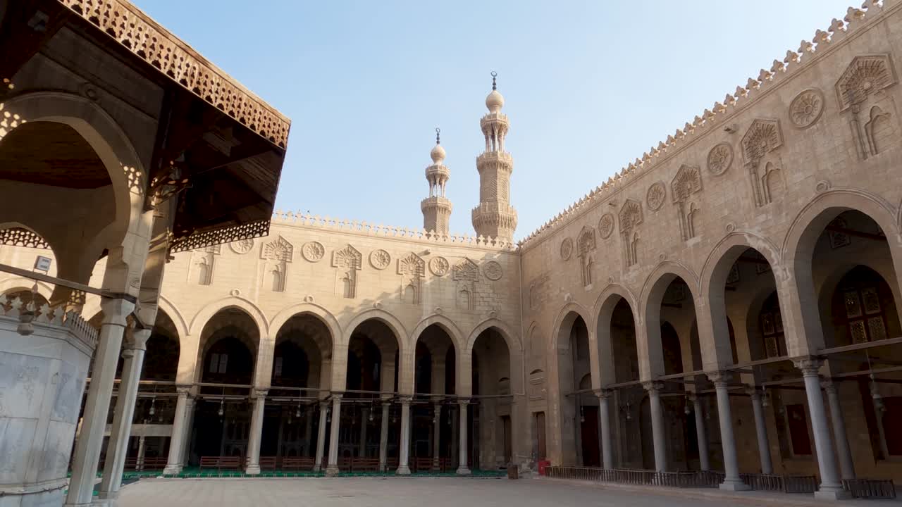 vista del patio dentro de la mezquita del sultán al-mu'ayyad. el cairo, egipto