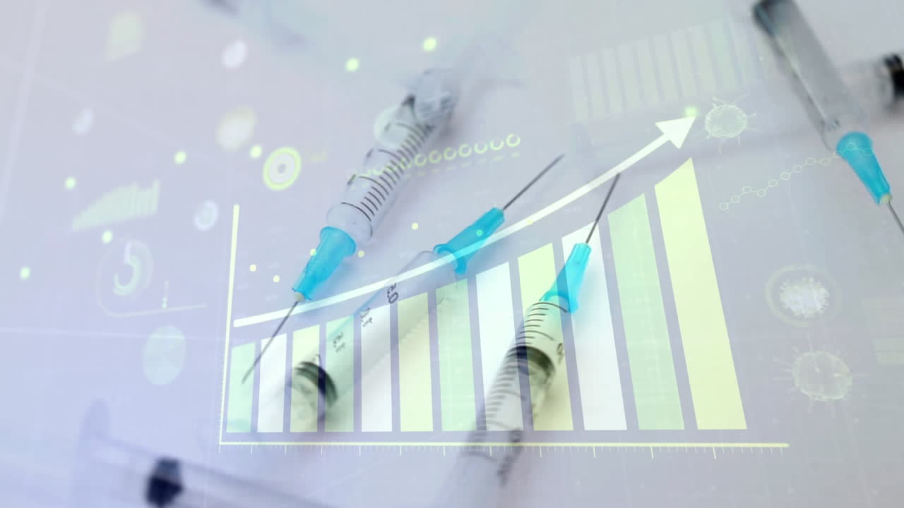 interfaz digital de coronavirus contra múltiples jeringas que caen en una superficie blanca
