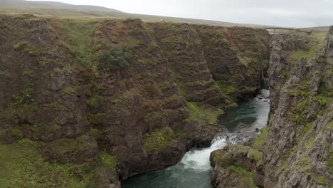 Fluss,-Der-Zwischen-Der-Kolugljufur-Schlucht-Und-Dem-Wasserfall-In-Vidalstunga,-Island,-Fließt