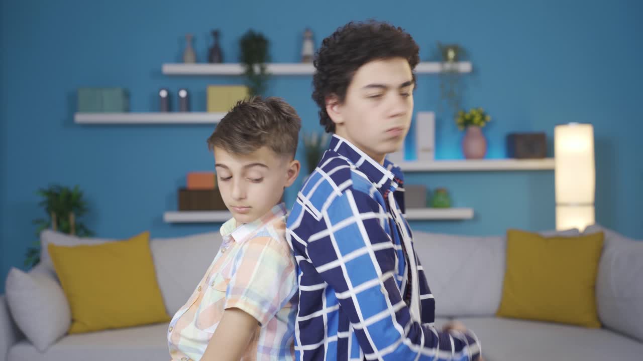 두 형제가 서로 등을 맞대고 있습니다.