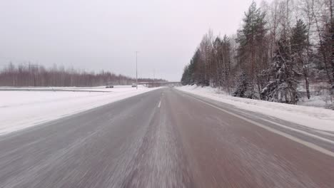 Ante-Las-Dificultades-Invernales-En-La-Carretera,-El-Coche-Maniobra-Hábilmente-En-Terrenos-Nevados