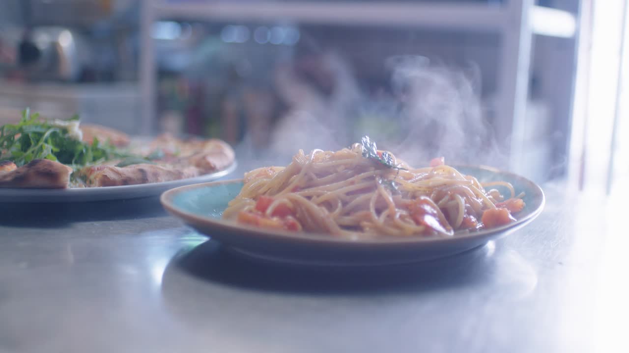 국수를 곁들인 식사가 김이 난다