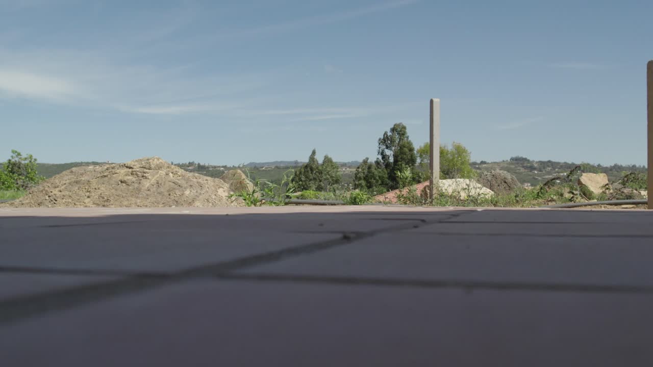 patio trasero en construcción, algunos materiales de construcción alrededor