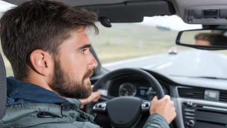 hombre conduciendo un coche