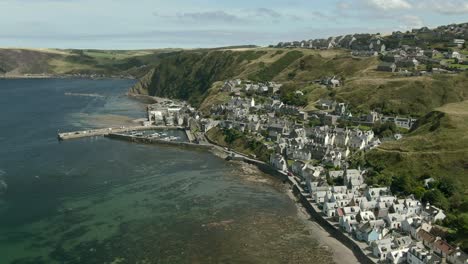 Vista-Aérea-De-La-Ciudad-De-Los-Jardines-En-La-Costa-De-Aberdeenshire-En-Un-Día-De-Verano