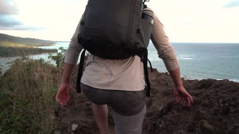 Ein-Abenteuerlustiger-Mann-Wandert-Zu-Einem-Epischen-Tropischen-Aussichtspunkt,-Der-Den-Blick-Auf-Das-Meer-Freigibt
