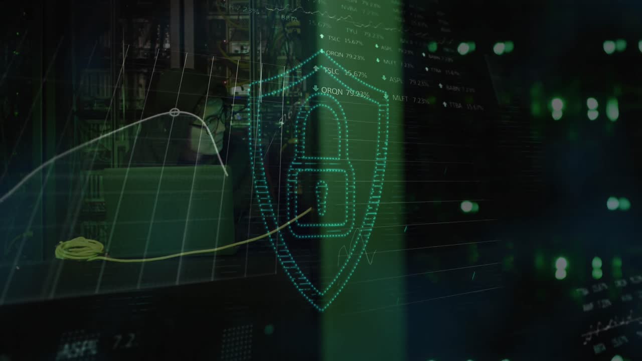 animación de datos sobre un hacker masculino asiático con capucha usando una computadora portátil por un servidor informático