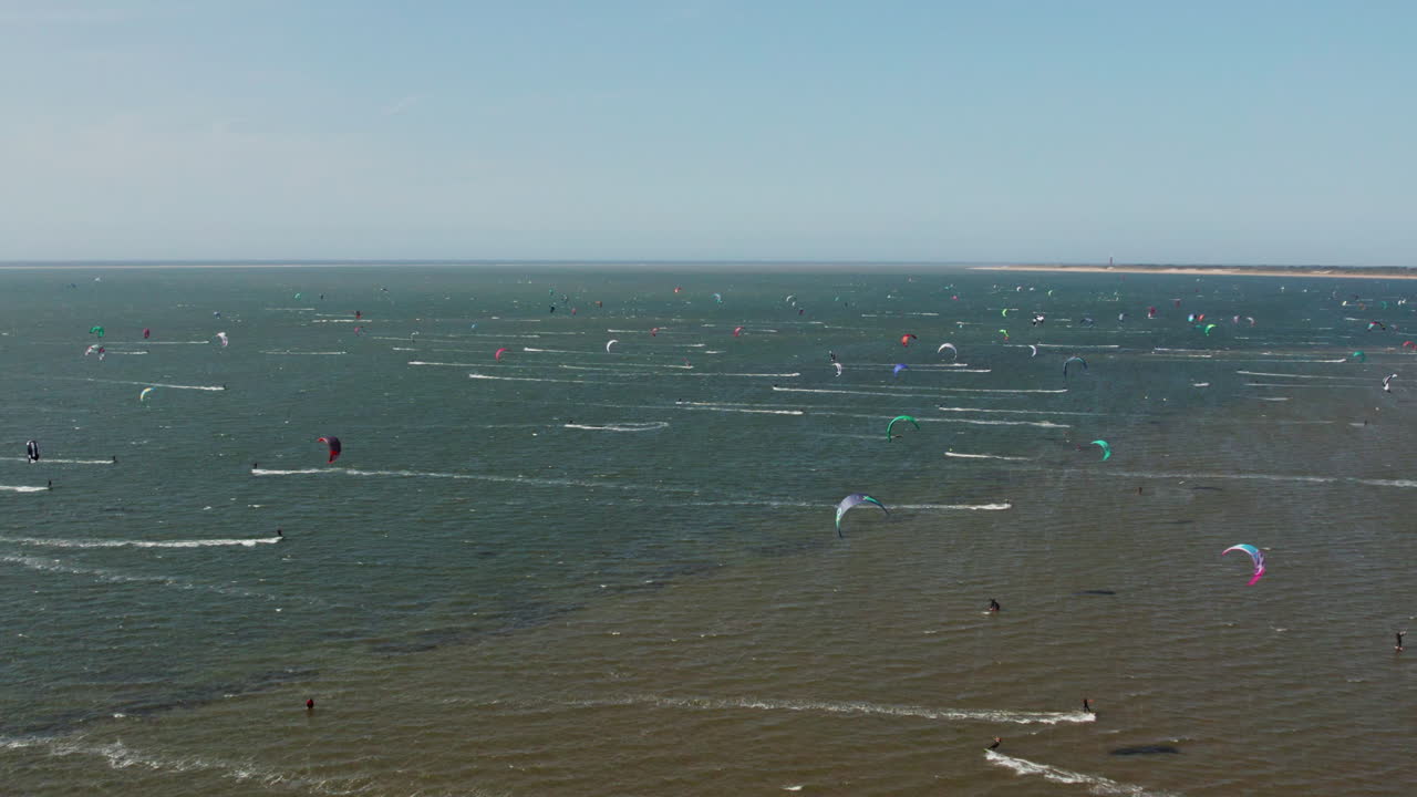 kitesurf en el pintoresco mar de brouwersdam, países bajos - toma aérea de un dron