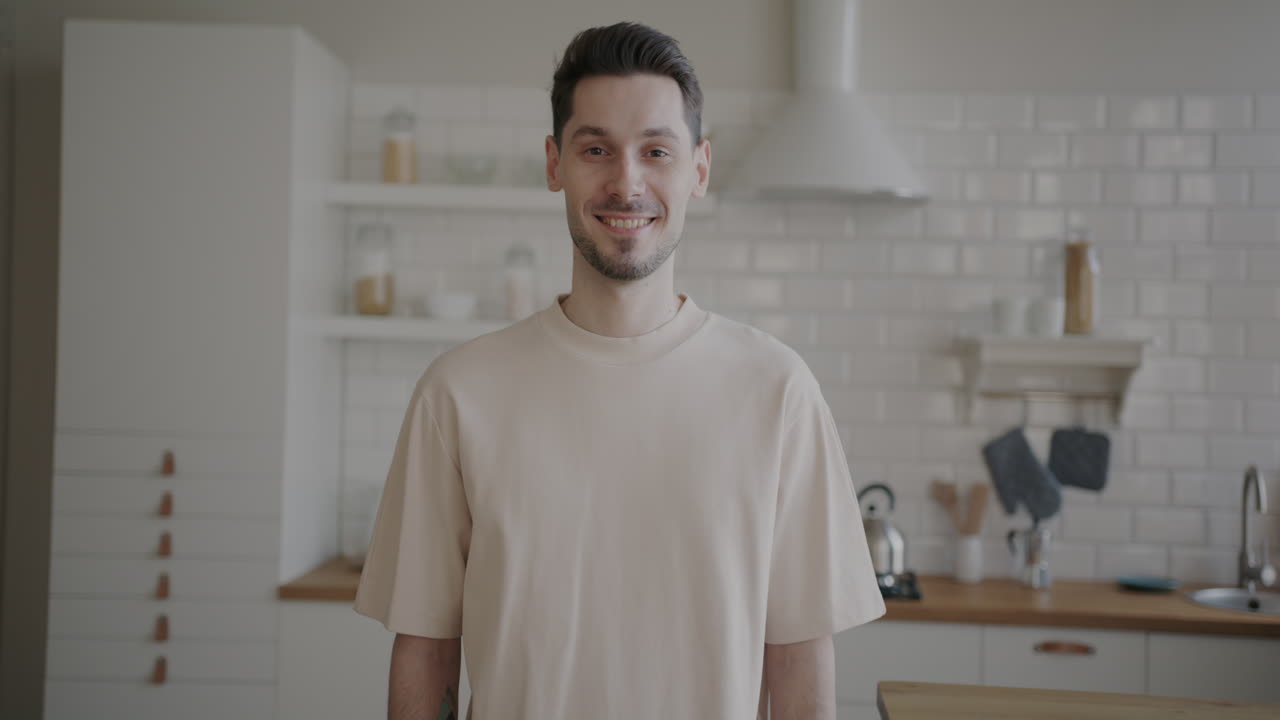 Hombre sonriendo en una cocina.