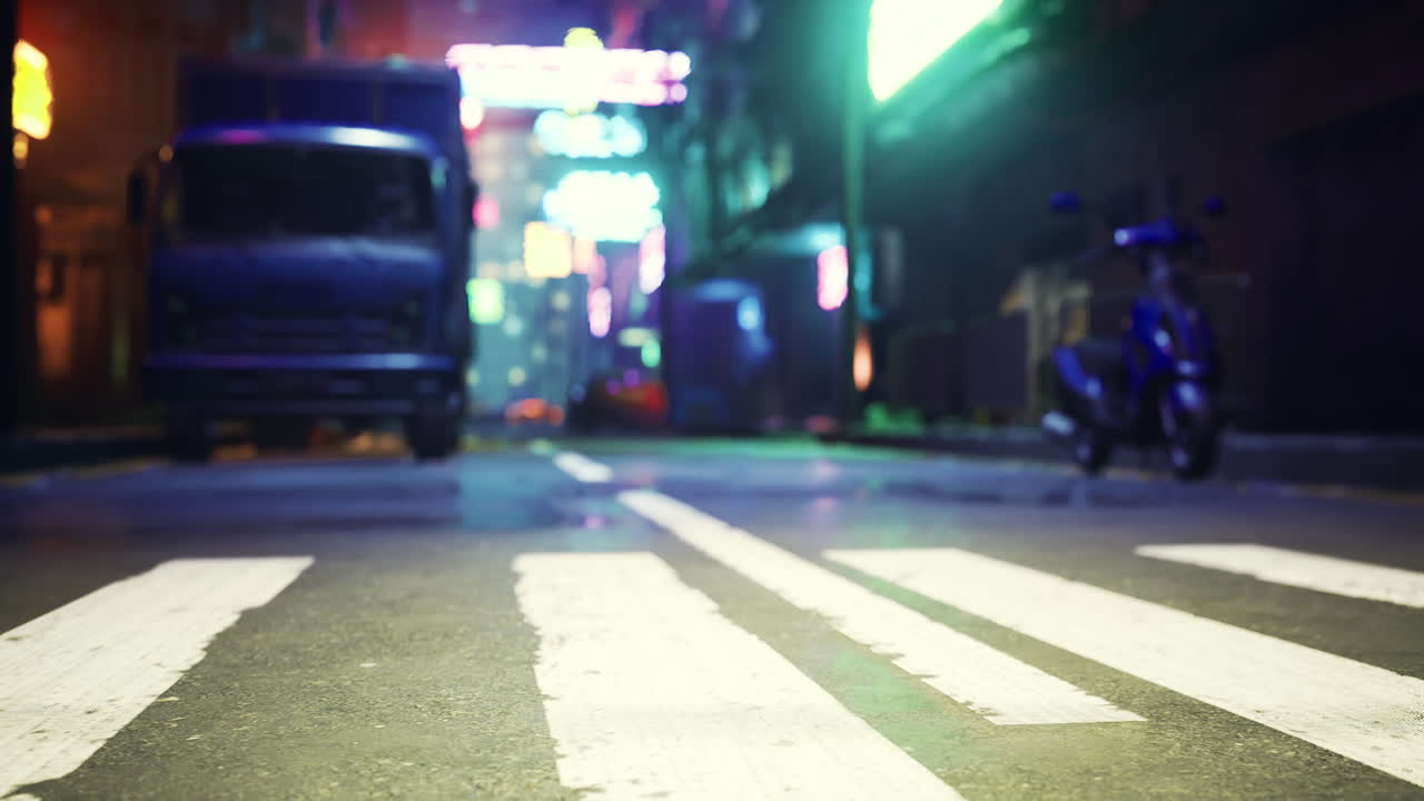 Notte urbana in un vicolo illuminato al neon con veicoli parcheggiati e luci vivaci