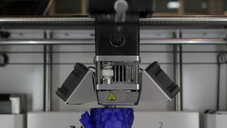 vista de cerca de la impresión de un modelo de plástico en una impresora 3d en proceso
