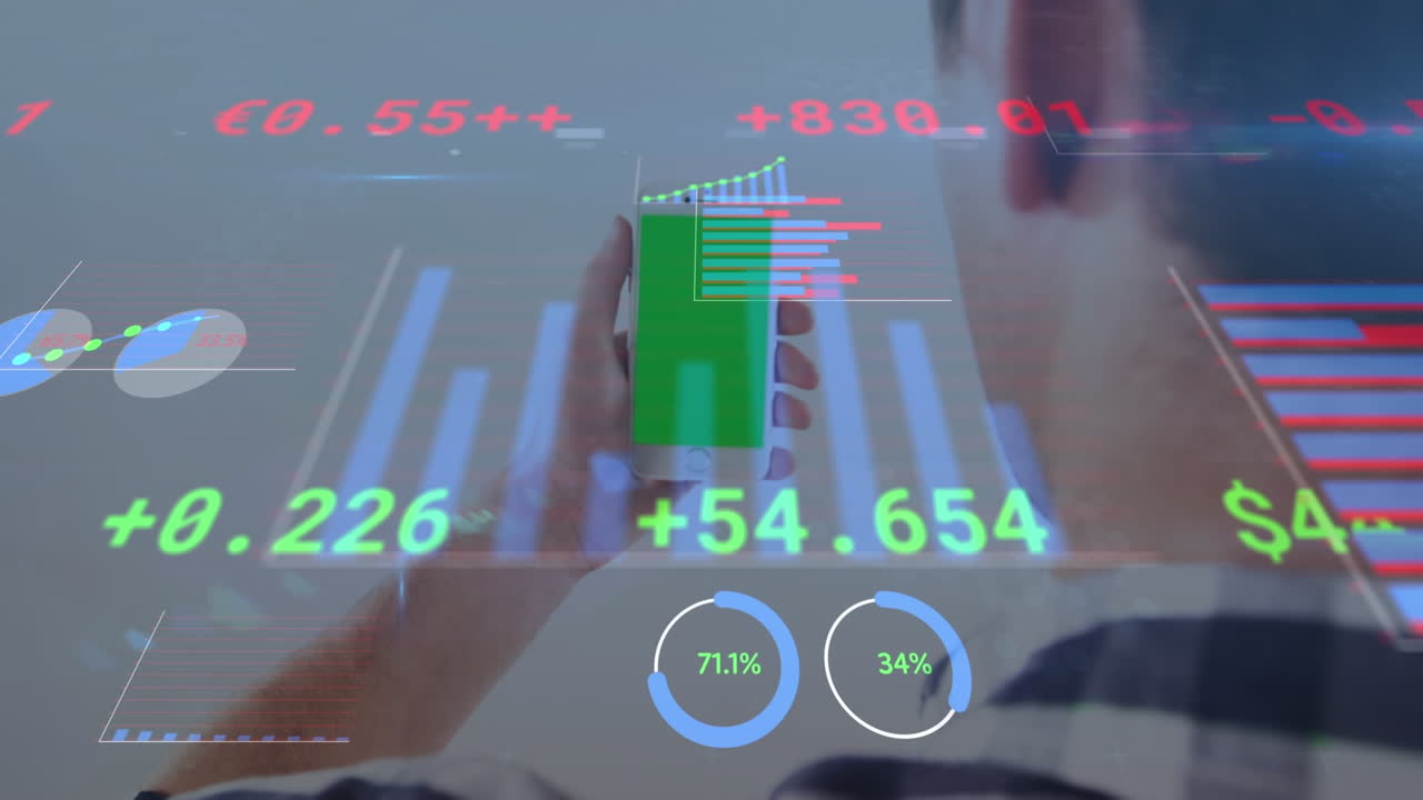 animación de datos financieros y gráficos sobre el hombre caucásico usando un teléfono inteligente con espacio de copia