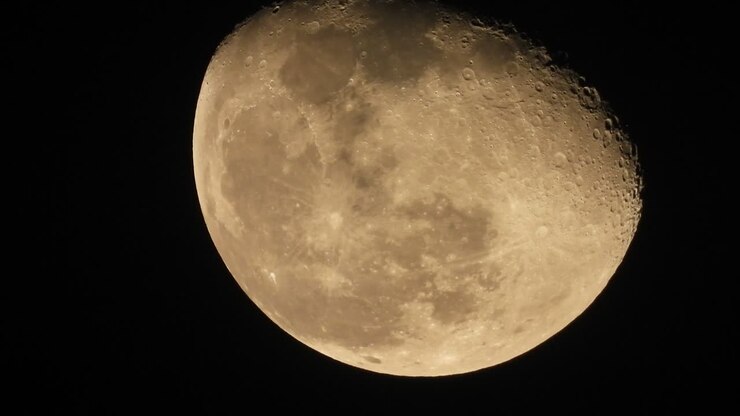 Belíssima filmagem noturna com a lua