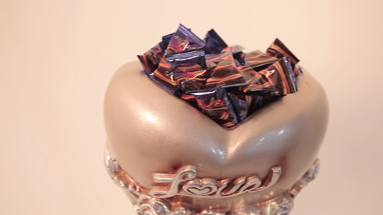 recipiente de caramelos de chocolate en forma de corazón