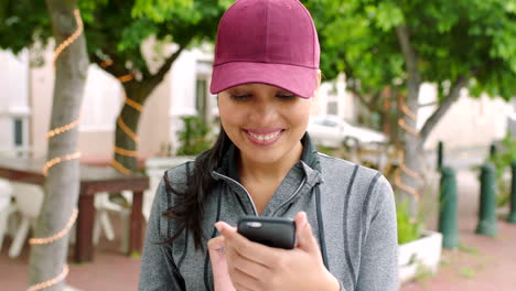 Schöne-Junge-Frau,-Die-Ein-Telefon-Benutzt