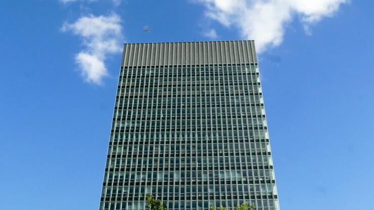 La Torre de las Artes, Universidad de Sheffield, Día Soleado, Ángulo Alto, Más Corto, 4K 25p.