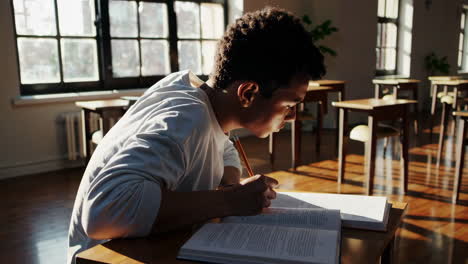 estudiante estudiando en el aula