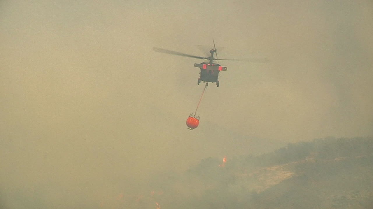 helicópteros de extinción de incendios hacen gotas de agua en el incendio de thomas en santa barbara california 4