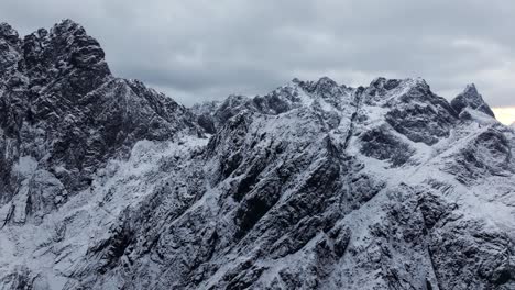 Vista-Aérea-Del-Hermoso-Paisaje-De-La-Montaña-Nevada-De-Noruega-Durante-El-Invierno