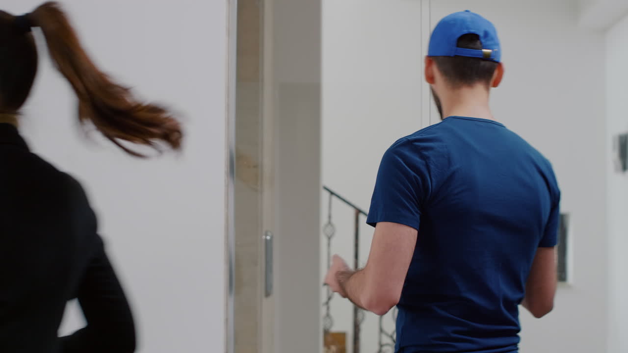 配達員がポストターミナルを保持し ⁇ 会社のオフィスで食べ物を配達しています ⁇