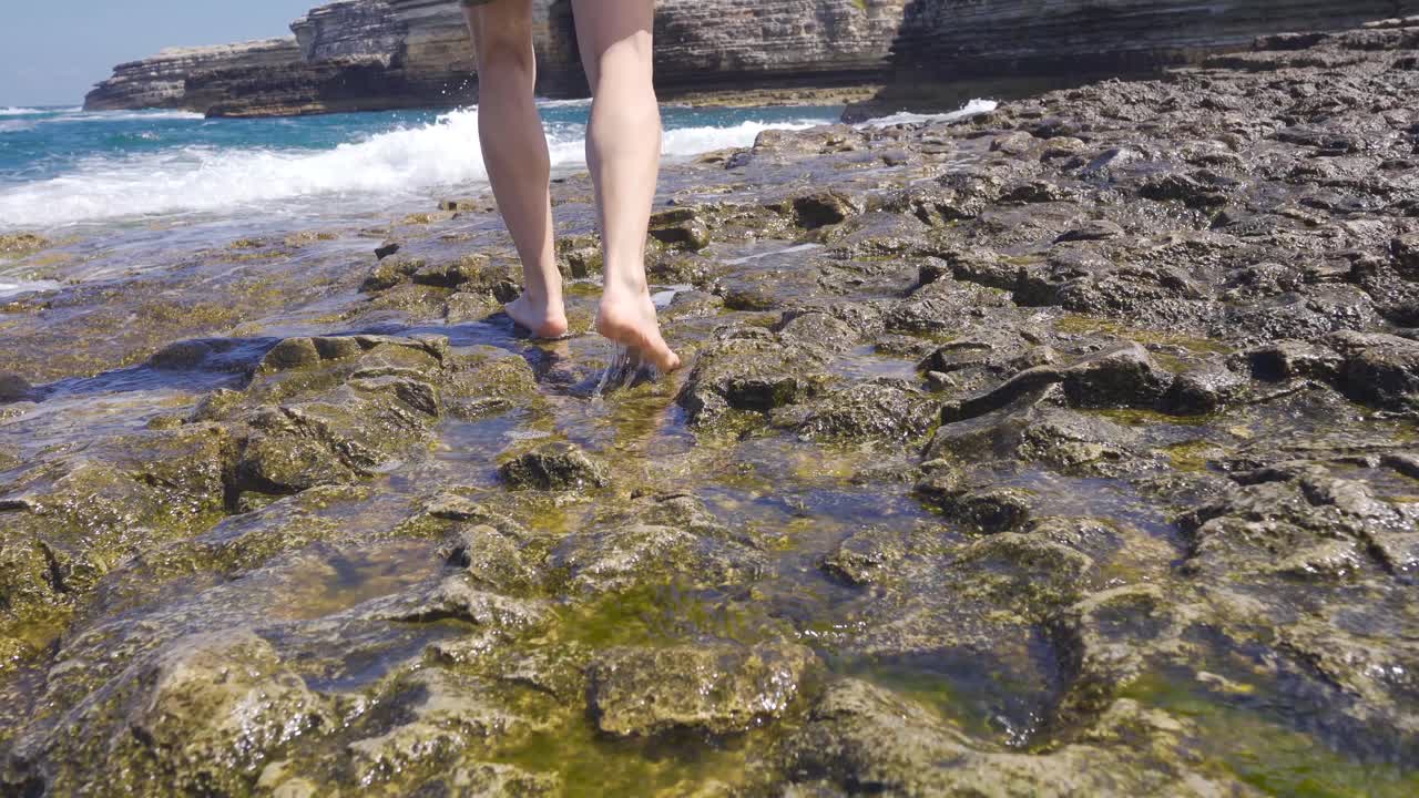 Piedi che camminano su scogliere