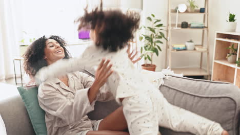 madre y hija en el sofá.