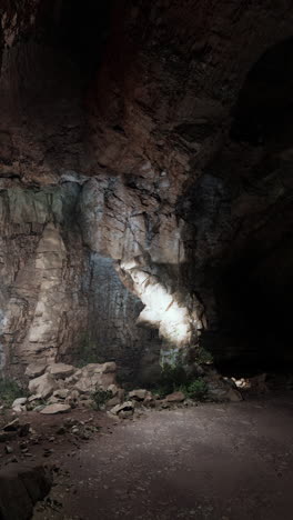 el interior de la cueva