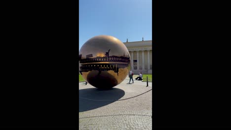 el nombre italiano de la ciudad es città del vaticano o, más formalmente, stato della città del vaticano, que significa 'estado de la ciudad del vaticano'