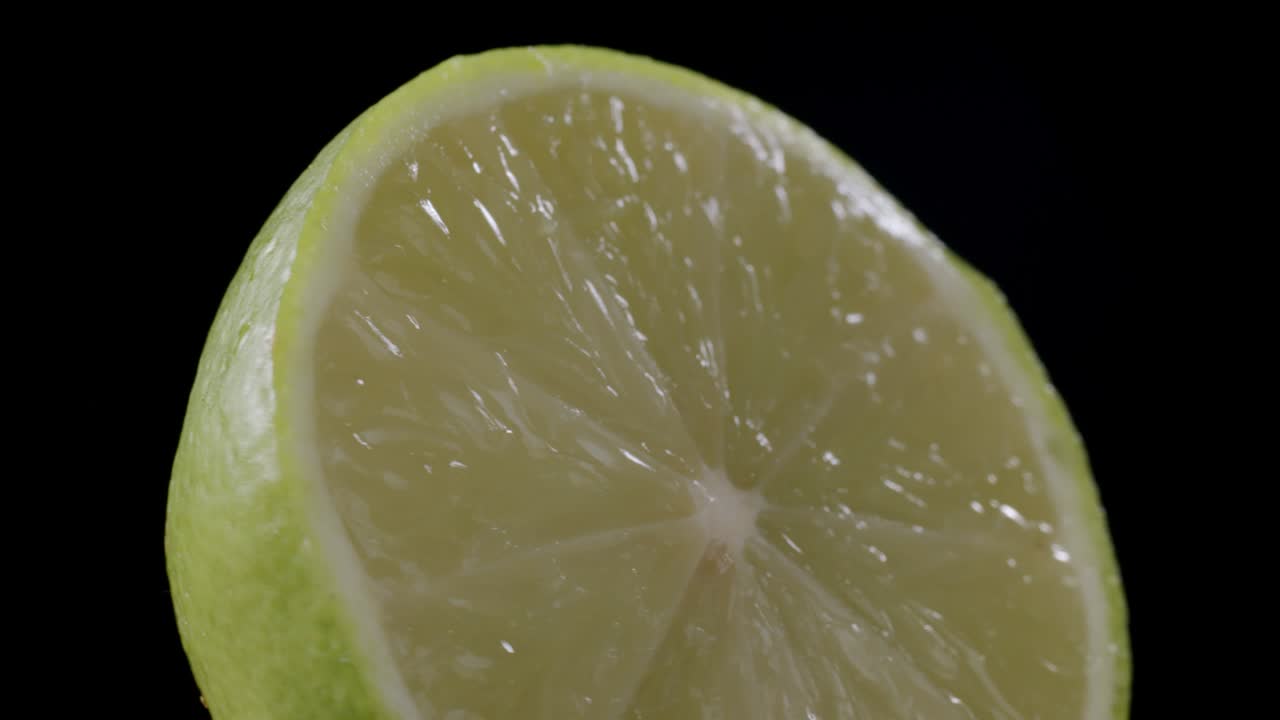 cal verde en rodajas sobre un fondo negro