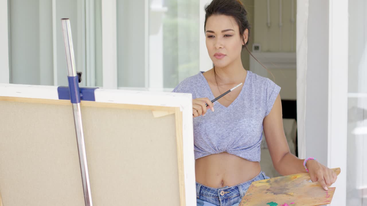 먼 곳 을 쳐다보는 젊은 여성 예술가