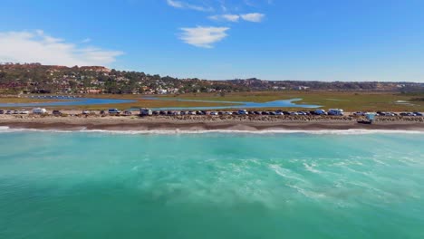 Turquoise-Blue-Sea-By-The-Torrey-Pines-State-Beach-In-Summer-In-Del-Mar,-San-Diego,-California