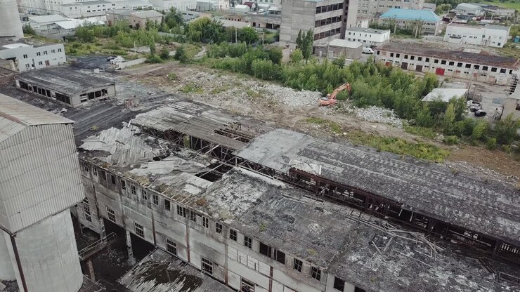 Volando sobre edificios de fábricas industriales abandonadas en muy mal estado. Edificio antiguo para demolición