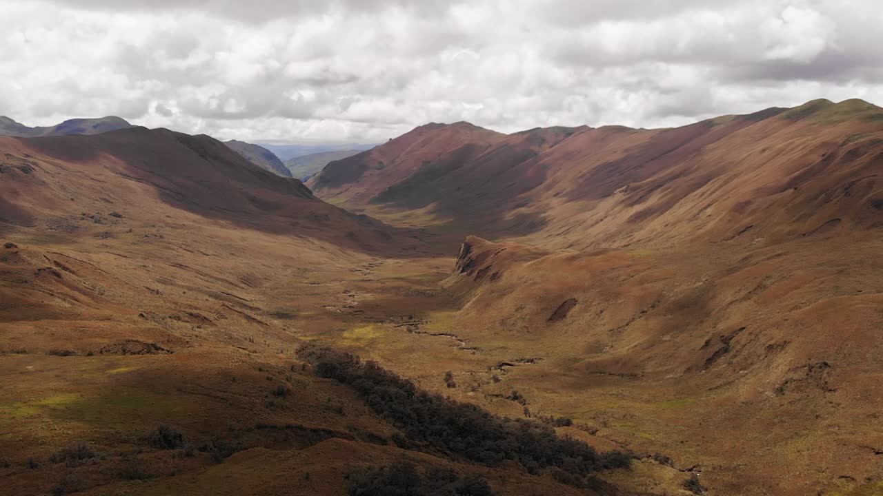 vista aérea del cerro casahuala en ecuador, día nublado