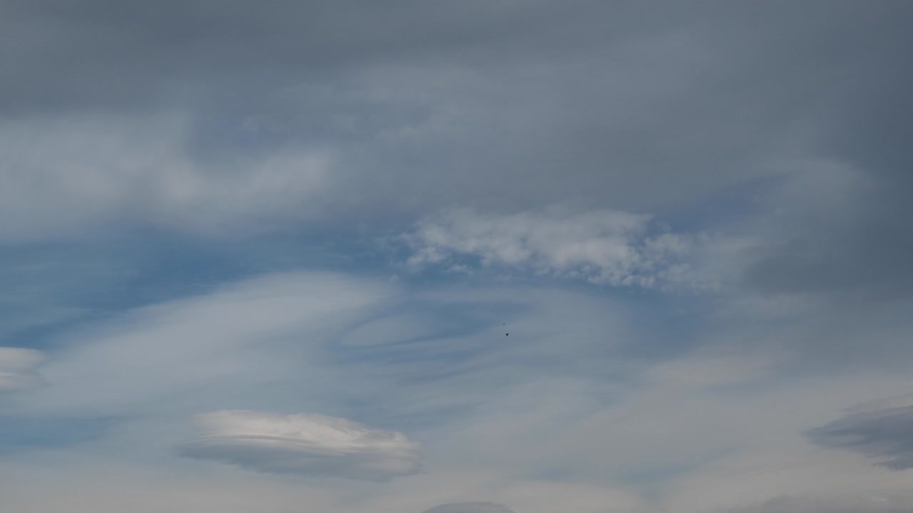 구름이 가득한 하늘과 거대한 구름이 움직입니다.