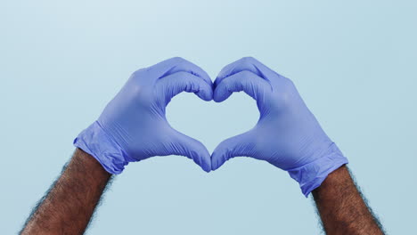 primer plano, manos y guantes con atención médica