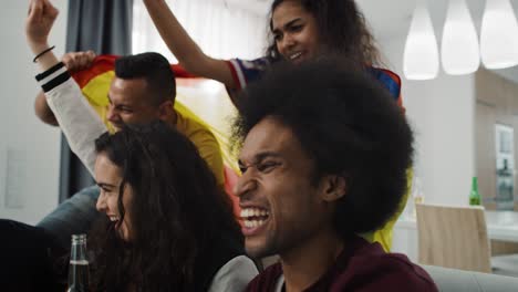 video de mano de las emociones inusuales en los rostros de los fanáticos
