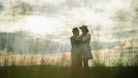 una pareja amorosa se sostiene tiernamente en un campo de hierba, rodeada de un paisaje sereno bajo un cielo nublado. la mujer, en un vestido blanco, y el hombre, en una camisa a cuadros