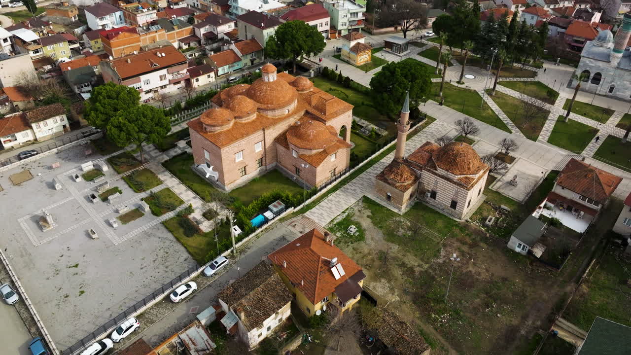 Vista aerea con drone del Museo Nilüfer Hatun Imareti e della Moschea Şeyh Kutbuddin Camii a Iznik, Bursa, Turchia