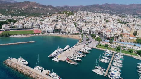 Drone-Disparó-Sobre-El-Puerto-Deportivo,-El-Bulevar-Costero,-Las-Playas,-El-Verano-En-Agios-Nikolaos,-Creta,-Grecia