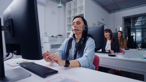 representantes de servicio al cliente en una oficina ocupada