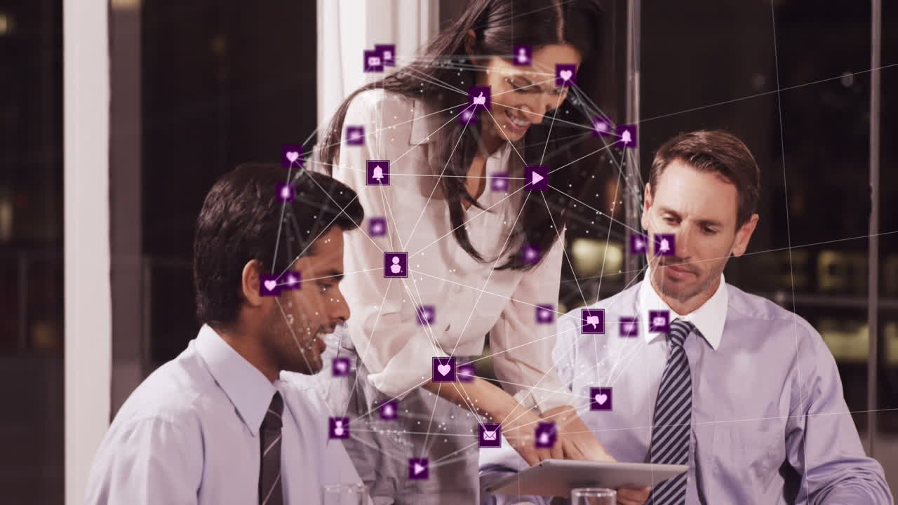 animación de la red de conexiones entre diversas personas de negocios en la oficina