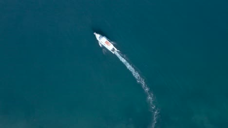 Siguiendo-El-Barco-Mientras-El-Drone-Está-En-El-Aire_01